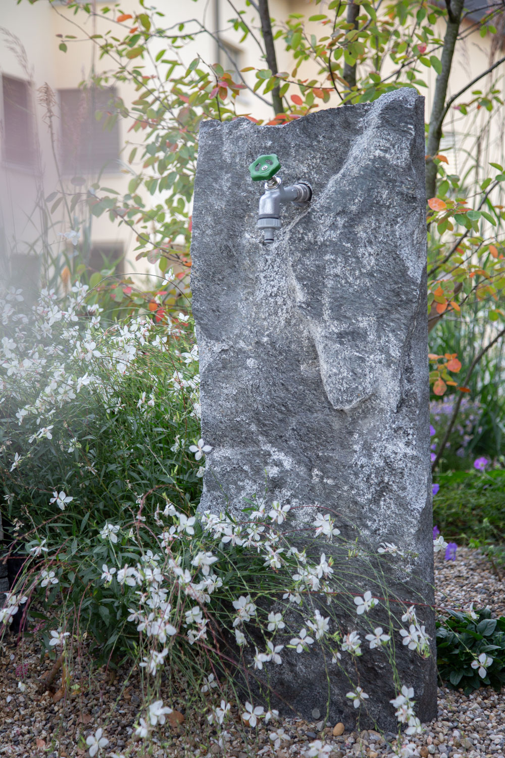 Die Arbeit mit Naturstein zählt zum Spezialgebiet vom Wohlfühlgarten Portmann!